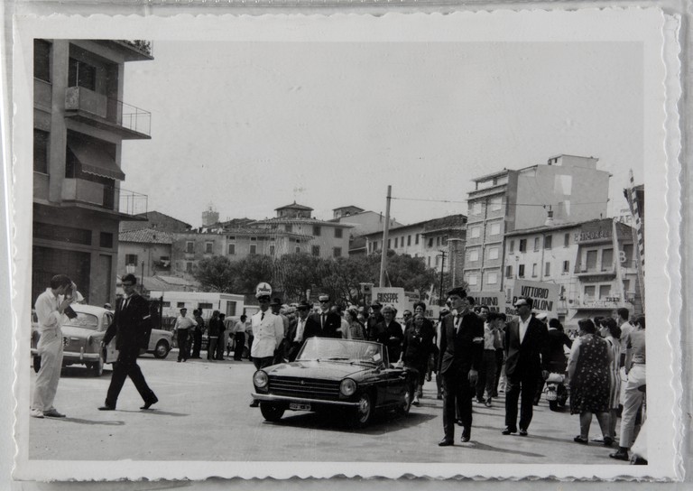 Poggibonsi, 18-19 luglio 1964, XX° anniversario della liberazione e conferimento ad Alcide Cervi della cittadinanza onoraria. Alcide Cervi accompagnato in auto al corteo lungo le vie della città